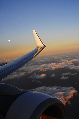 포토 JPG 해외이미지 여행 창문 하늘 사람없음 파란색 달 정상 달빛 가득함 항공 머리위 넘어짐 해외포토 자연요소 컬러 모션 파일형식 이미지허브
