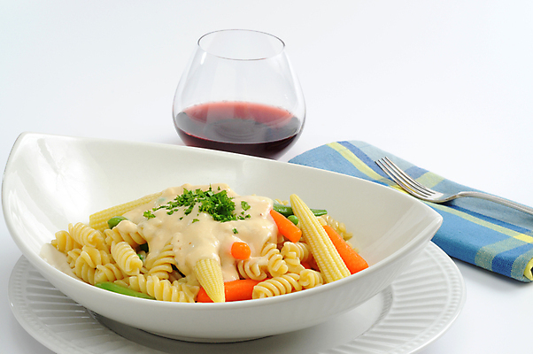 포토 JPG 해외이미지 음식 채소 치즈 파스타 나선형 건강 사람없음 컬러풀 와인 식사 저녁식사 당근 사발 맛 레드와인 완두콩 점심식사 맛있는 해외포토 컬러 컨셉 무늬 유제품 콩 뿌리채소 주류 서양음식 사기그릇 파일형식 이미지허브