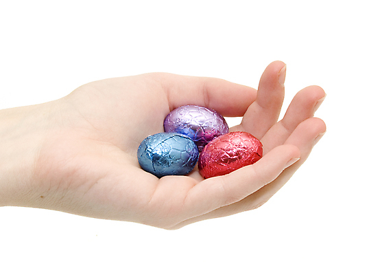 포토 JPG 해외이미지 전통 손 손가락 휴가 부활절 사탕 사람없음 빨간색 파란색 초콜릿 보라색 흰색 잡기 달콤 4월 심볼 팔 고립 해외포토 기념일 컬러 모션 디저트 신체부위 날짜 맛 파일형식 이미지허브