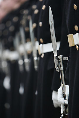 포토 JPG 해외이미지 드레스 무기 장갑 유니폼 신체 휴가 흑백 경비 사람 사람없음 힘 추위 흰색 죽음 보호 군용 병정 정중 존경 해외포토 잡화 옷 컬러 컨셉 군대 촬영기법 안전 파일형식 이미지허브