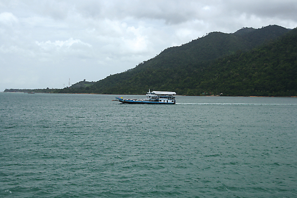 포토 JPG 해외이미지 나무 구름 바다 섬 여행 교통시설 모션 자동차 자연 하늘 산 항해 사람없음 초록색 물 파란색 여행객 화물 보트 숲 함선 승객 수평선 해외포토 자연요소 식물 육상교통 컬러 교통 배_교통 사람 운송업 시설 생태계 파일형식 이미지허브