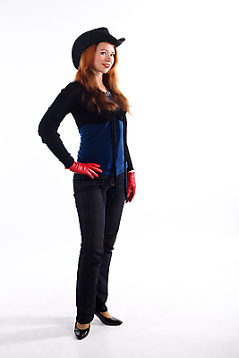 포토 JPG 해외이미지 백인 라이프스타일 헤어스타일 응시 드레스 여자 포즈 장갑 열쇠 건강 한명 서기 성인 빨간색 파란색 빛 유행 검은색 흰색 청바지 우아함 유혹 클럽 스타일 해외포토 서양인 1 시선 잡화 옷 컬러 컨셉 바지 모션 사람 생활 파일형식 이미지허브