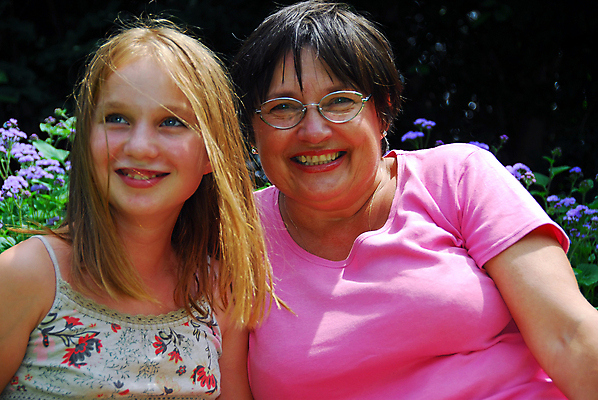 포토 JPG 해외이미지 라이프스타일 여자 행복 할머니 어린이 2 가족 손녀 함께함 웃음 사람 야외 두명 정원 기쁨 자유 은퇴 손주 세대 옛날 해외포토 노년 감정 컨셉 관계 표정 생활 파일형식 이미지허브