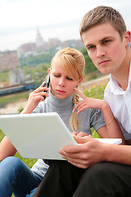 포토 JPG 해외이미지 학생 여자 남자 얼굴 백그라운드 셔츠 팔찌 모바일 관리 사람 두명 건물 장식 초록색 파란색 노트북 스마트폰 컴퓨터 금발 머리카락 힘 흰색 청바지 직물 반지 도시 비즈니스맨 황금 큼 보석 전화기 입술 코 동성애자 스타일 셀룰러 해외포토 헤어스타일 건축물 컬러 상의 비즈니스 장신구 바지 신체부위 전자제품 핸드폰 스마트기기 머리 직장인 크기 광석 파일형식 성소수자 이미지허브
