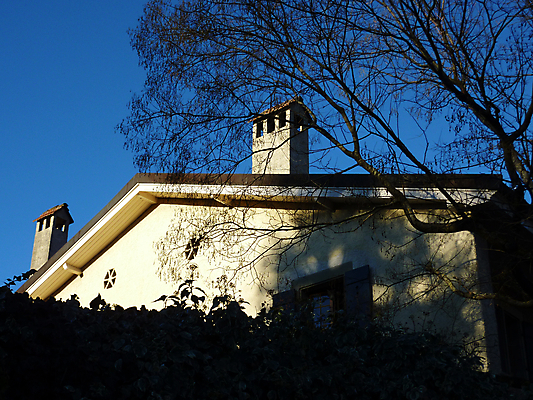포토 JPG 해외이미지 나무 창문 하늘 지붕 아파트 주택 굴뚝 그림자 사람없음 파란색 울타리 맑음 해외포토 식물 컬러 날씨 건물 담장 파일형식 이미지허브