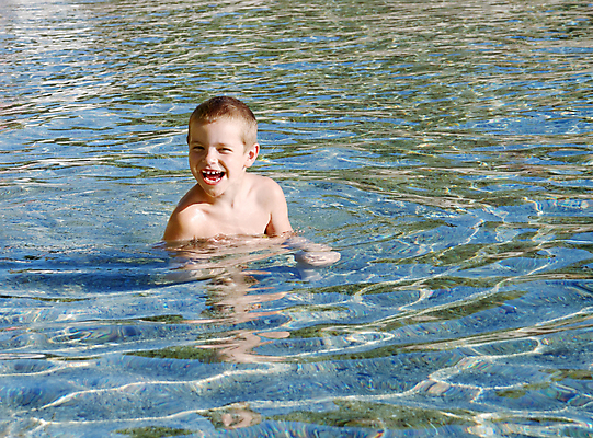 포토 JPG 해외이미지 행복 아들 어린이 파도 바다 여행 가족 자연 놀이 휴가 휴식 따뜻함 건강 한명 사람 소년 물 파란색 빛 태양 뷰티 반사 맑음 스파 젖음 게임 흰색 그리스 내추럴 해외포토 자연요소 1 남자 감정 유럽 컬러 컨셉 관계 날씨 생태계 파일형식 이미지허브