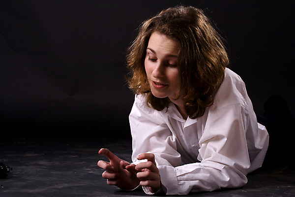 포토 JPG 해외이미지 백인 1 손 옷 여자 얼굴 포즈 셔츠 한명 사람 성인 가로 뷰티 갈색 검은색 흰색 청바지 파마 노력 팔 요청 거짓말 고립 해외포토 서양인 헤어스타일 컬러 상의 바지 신체부위 파일형식 이미지허브