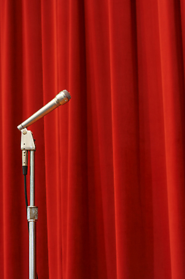 포토 JPG 해외이미지 말하기 사람없음 빨간색 컬러풀 소리 장비 무대 커튼 마이크 전자 목소리 해외포토 컬러 음향기기 모션 파일형식 이미지허브