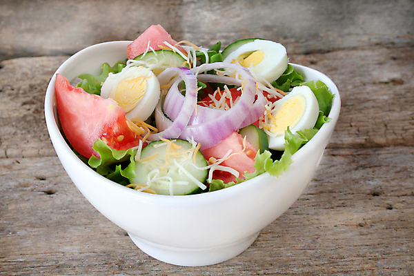 포토 JPG 해외이미지 스튜디오촬영 라이프스타일 음식 다이어트 토마토 채소 양파 오이 치즈 건강 사람없음 초록색 계란 식사 저녁식사 샐러드 흰색 신선 사발 맛 상추 유기농 날것 점심식사 채식주의자 맛있는 해외포토 웰빙 컬러 컨셉 유제품 실내 생활 알 사기그릇 채식 파일형식 이미지허브