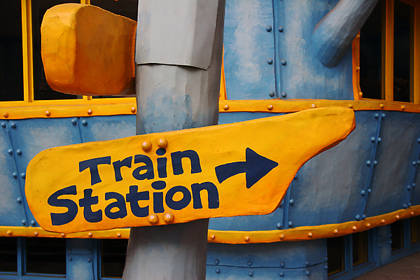 포토 JPG 해외이미지 사람없음 파란색 노란색 기차 가리킴 역 방향 방법 옛날 해외포토 육상교통 컬러 교통시설 대중교통 손짓 파일형식 이미지허브