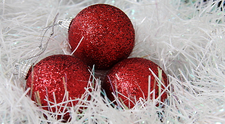 포토 JPG 해외이미지 크리스마스장식 크리스마스 공 불꽃 사람없음 장식 빨간색 장식볼 흰색 해외포토 기념일 컬러 불 파일형식 이미지허브