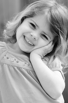 포토 JPG 해외이미지 백인 모델 응시 여자 딸 행복 감정 얼굴 어린이 포즈 장난 자연 놀이 한명 미소 사람 야외 금발 뷰티 기쁨 표현 달콤 작음 부드러움 결백 해외포토 서양인 1 헤어스타일 시선 가족 표정 신체부위 감각 맛 크기 생태계 파일형식 이미지허브