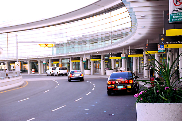 포토 JPG 해외이미지 외관 도로 여행 비즈니스 건축양식 교통시설 자동차 유리 휴가 비행기 사람없음 야외 건물 여행객 떨어짐 공항 항공 출발 택시 지역 승객 리무진 자동 콘크리트 터미널 평야 해외포토 건축물 건축 길 육상교통 교통 컨셉 항공교통 승용차 자연 재질 대중교통 사람 시설 파일형식 이미지허브