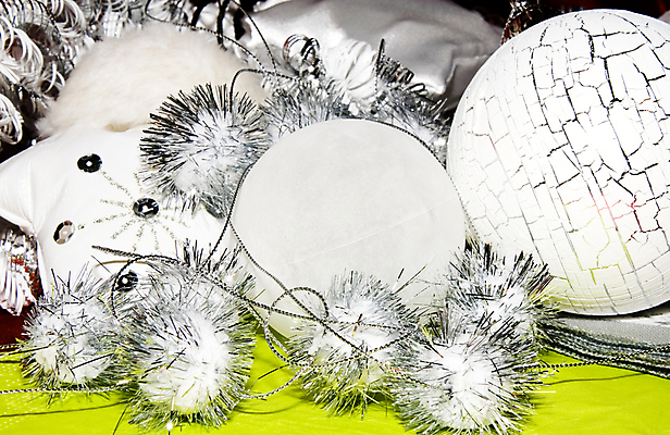 포토 JPG 해외이미지 계절 리본 크리스마스장식 크리스마스 공 불꽃 사람없음 장식 초록색 빛 반사 축제 장식볼 소용돌이 흰색 축하 고명 화려 은색 노엘 해외포토 기념일 컬러 컨셉 불 회오리 파일형식 이미지허브