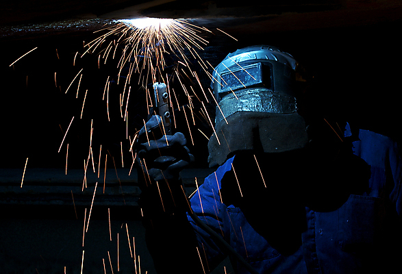 포토 JPG 해외이미지 남자 실내 한명 상반신 성인 앞모습 빛 잡기 업무 연기 불똥 용접 용접공 용접기 용접마스크 철강 성인남자한명만 해외포토 직업 1 뷰포인트 모션 마스크 사람 내부 작업 남자한명만 성인남자만 파일형식 이미지허브