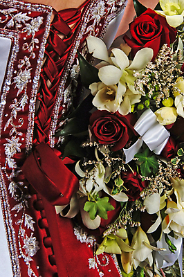 포토 JPG 해외이미지 식물 백인 전통 드레스 옷 여자 꽃 결혼 신체 목걸이 결혼식 사랑 사람없음 빨간색 뷰티 유행 흰색 축하 가운 우아함 실크 순수 묘사 활 준비 기회 매듭 지퍼 특별함 해외포토 서양인 감정 컬러 컨셉 장신구 사람 이벤트 직물 파일형식 이미지허브