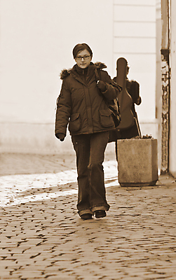 포토 JPG 해외이미지 학생 라이프스타일 여자 안경 거리 한명 사람 10대 산책 재킷 청바지 도시 보행자 보행로 싱글 재촉 세피아 전진 혼자 해외포토 1 잡화 길 컨셉 바지 청소년 휴식 촬영기법 생활 외투 파일형식 이미지허브