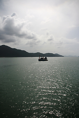 포토 JPG 해외이미지 구름 아시아 바다 섬 태국 낚시 어류 사람없음 물 파란색 어둠 안개 업무 보트 함선 낚시꾼 수평선 해외포토 자연요소 나라 컬러 배_교통 레저 날씨 수중동물 작업 파일형식 이미지허브