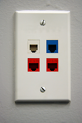 포토 JPG 해외이미지 벽 컨셉 인터넷 통신 주택 사람없음 스마트폰 컴퓨터 사무실 디지털 자료 장비 흰색 네트워크 콘센트 플러그 전기에너지 연결 전화기 철사 포트 잭 소통 고립 랜 해외포토 컬러 비즈니스 건물 전자제품 핸드폰 스마트기기 에너지 파일형식 이미지허브