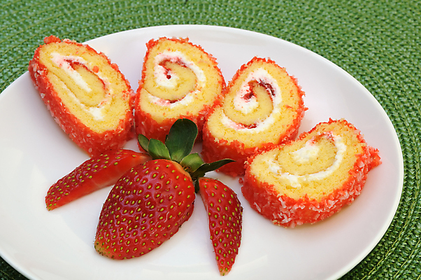 포토 JPG 해외이미지 접시 음식 조각 딸기 디저트 사람없음 장식 빨간색 초록색 케이크 닫기 달콤 잼 설탕 자르기 스위스 묘사 질감 슬라이스 페스츄리 맛있는 해외포토 식기 유럽 빵 컬러 과일 모션 소스_음식 맛 파일형식 이미지허브