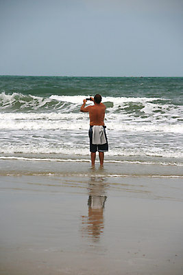 포토 JPG 해외이미지 구름 옷 남자 아시아 모래 스포츠 파도 바다 섬 여행 포즈 티셔츠 태국 자연 모바일 휴가 서기 사람없음 물 스마트폰 뷰티 반사 여행객 걷기 사진촬영 발사 슛 내추럴 이국적 혼자 해외포토 자연요소 나라 셔츠 모션 사람 핸드폰 스마트기기 촬영 생태계 파일형식 이미지허브