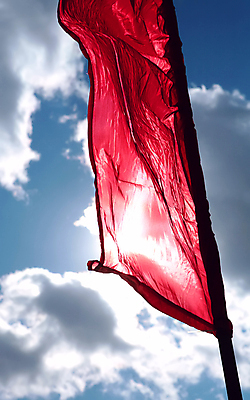 포토 JPG 해외이미지 구름 하늘 바람 3 사람없음 야외 빨간색 세로 파란색 흰색 깃발 시원함 심볼 오브젝트 섬유 해외포토 자연요소 컬러 날씨 직물 파일형식 이미지허브