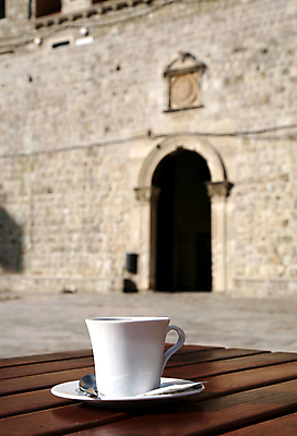 포토 JPG 해외이미지 1 접시 커피 음료 벽 바다 여행 백그라운드 건축양식 탁자 아침 휴가 휴식 사람없음 컵 갈색 여행객 일출 항구 식당 숟가락 카페 마시기 흰색 도시 수비 맛 아침식사 설탕 컵받침 아치 대문 정사각형 포트 타운 크로아티아 에스프레소 점심식사 단절 두브로브니크 옛날 해외포토 주간 도형 식기 건축 유럽 컬러 가구 컨셉 교통시설 모션 수저 사람 문 노을 상점 식사 받침대 파일형식 이미지허브