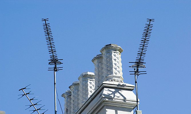 포토 JPG 해외이미지 하늘 지붕 주택 안테나 굴뚝 사람없음 건물 쌓기 텔레비전 흰색 냄비 정상 신호 옛날 많음 해외포토 건축물 컬러 컨셉 통신 모션 전자제품 솥 파일형식 이미지허브