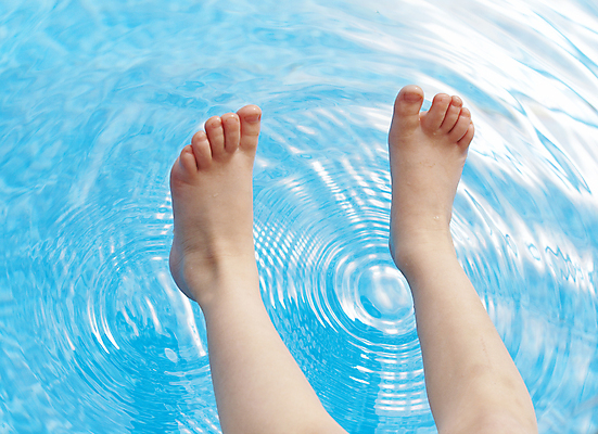 포토 JPG 해외이미지 추상 휴식 사람 사람없음 물 파란색 빛 햇빛 태양 반사 파티 수영 활발 선탠 시원함 발가락 양발 해외포토 자연요소 컬러 컨셉 무늬 발 이벤트 수상스포츠 파일형식 이미지허브