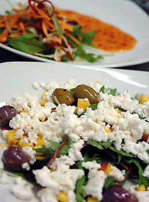 포토 JPG 해외이미지 접시 잎 2 고추 치즈 동양인 사람없음 초록색 검은색 달콤 상추 올리브 그리스인 페타치즈 해외포토 서양인 식물 식기 열매 컬러 채소 유제품 인종 맛 파일형식 이미지허브