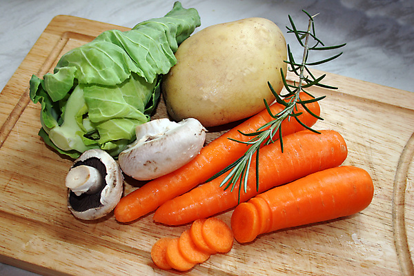 포토 JPG 해외이미지 조각 잎 채소 오렌지 감자 건강 요리 사람없음 초록색 갈색 주방 요리사 여러개 버섯 당근 껍질 신선 맛 자르기 먹기 허브 기아 준비 양배추 레시피 성분 비타민 로즈메리 수유 숙성 캐서롤 해외포토 식물 직업 컬러 다수 컨셉 과일 모션 뿌리채소 용기_그릇 사회이슈 영양소 파일형식 이미지허브