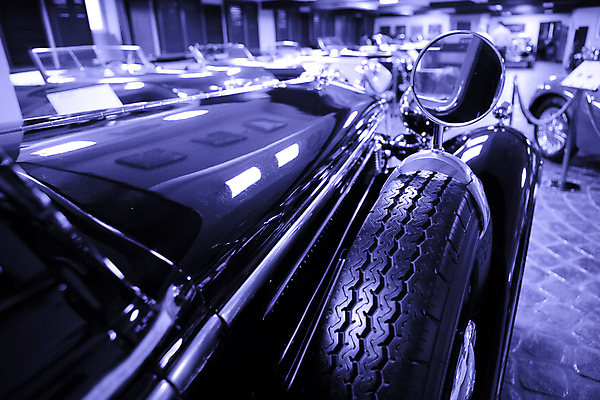 포토 JPG 해외이미지 이동 날개 자동차 유리 사람없음 파란색 빛 반사 금속 기계 거울 수확 골동품 바퀴 은색 파편 제비꽃 타이어 고무 보호자 구식 유아독존 자동 해외포토 꽃 육상교통 컬러 컨셉 농업 재질 파일형식 이미지허브