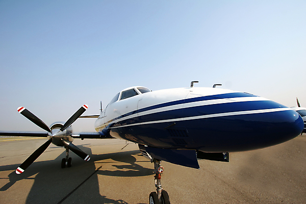 포토 JPG 해외이미지 스포츠 여행 날개 교통시설 하늘 비행기 기술 사람없음 파란색 빛 우주 금속 힘 과학기술 칼날 공항 파일럿 항공 속도 싱글 프로펠러 지역 시끄러움 엔진 기어 공학 대패 터미널 해외포토 직업 교육 컬러 교통 항공교통 재질 대중교통 시설 파일형식 이미지허브