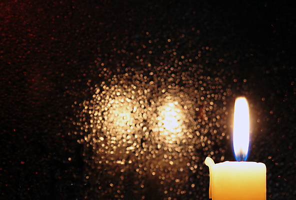 포토 JPG 해외이미지 종교 백그라운드 크리스마스 창문 유리 불 불꽃 조명 주택 사랑 사람없음 빛 교회 기도 죽음 고독 연소 해외포토 자연요소 기념일 감정 종교건축 재질 건물 파일형식 이미지허브