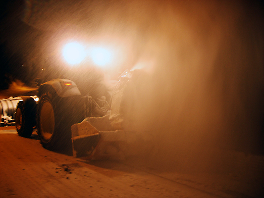 포토 JPG 해외이미지 계절 도로 포즈 겨울 모션 바람 날씨 노동자 거리 노르웨이 사람없음 빛 냉동 차도 추위 업무 야간 불기 폭풍 트랙터 방법 타격 폭풍우 해외포토 자연요소 직업 유럽 길 교통시설 작업 비_날씨 농기계 자연재해 특수차량 파일형식 이미지허브
