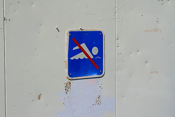 포토 JPG 해외이미지 1 경고 사람없음 야외 수영 금지 정보 사인 싱글 수영선수 헬프 해외포토 운동선수 수상스포츠 도움 파일형식 이미지허브