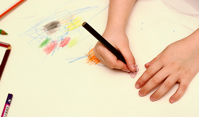 포토 JPG 해외이미지 백인 교육 행복 종이 어린이 백그라운드 손가락 학교 탁자 미술 취미 사람없음 연필 페인트 유치원 자녀 기록 작음 묘기 집중 그림 예술가 시트 해외포토 서양인 손 감정 가구 컨셉 문화예술 학용품 사람 필기구 크기 파일형식 이미지허브