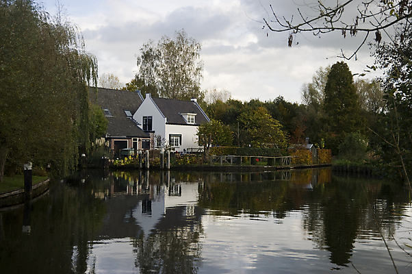 포토 JPG 해외이미지 나무 호수 하늘 주택 사람없음 물 강 반사 마을 흰색 시골 개울 네덜란드 운하 타운 해외포토 자연요소 식물 유럽 컬러 건물 도시 파일형식 이미지허브