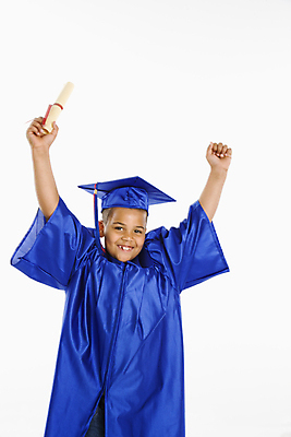 포토 JPG 해외이미지 교육 행복 감정 어린이 졸업 학교 응원 성공 실내 한명 서기 미소 사람 소년 세로 학습 청춘 가운 졸업장 히스패닉 해외포토 1 옷 남자 컨셉 모션 표정 내부 파일형식 이미지허브