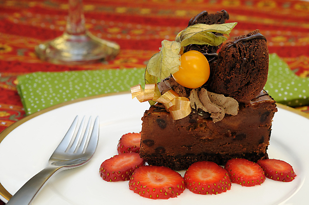 포토 JPG 해외이미지 접시 음식 조각 포크 과일 딸기 디저트 사람없음 장식 빨간색 갈색 케이크 초콜릿 식탁보 닫기 달콤 페스츄리 스타일 해외포토 식기 빵 컬러 모션 맛 파일형식 이미지허브