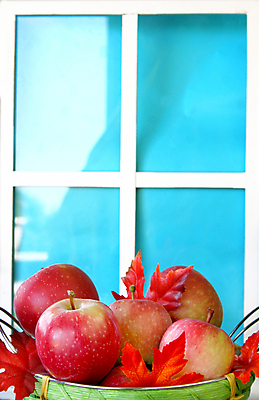 포토 JPG 해외이미지 계절 잎 창문 하늘 디저트 건강 사람없음 빨간색 파란색 컬러풀 쌓기 바구니 수확 신선 달콤 사과 가득함 숙성 카피스페이스 맛있는 해외포토 식물 음식 컬러 농업 과일 모션 공백 맛 파일형식 이미지허브