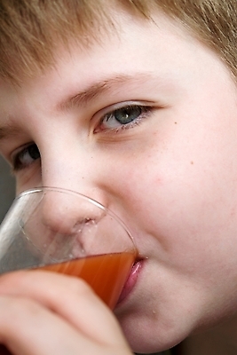 포토 JPG 해외이미지 음료 토마토 채소 유리 건강 한명 소년 빨간색 주스 추위 물방울 액체 아침식사 먹기 싱글 상쾌 고립 숙성 해외포토 1 남자 감정 어린이 컬러 모션 재질 사람 식사 파일형식 이미지허브