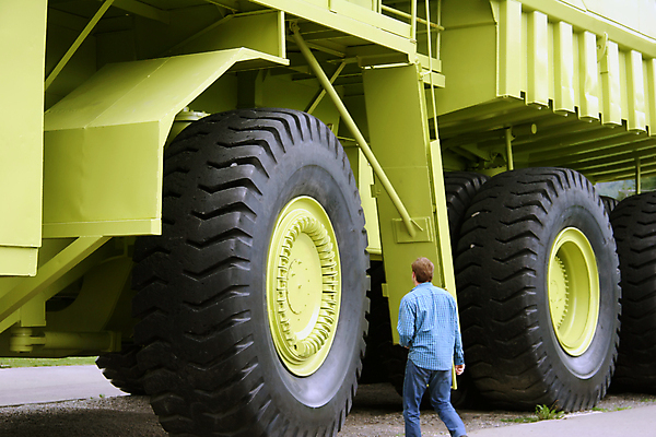 포토 JPG 해외이미지 1 산업 도로 지구 패턴 교통시설 추상 사람없음 옆모습 노란색 검은색 표현 바퀴 보행로 큼 발굴 질감 산등성이 보안 타이어 트랙터 밟기 짐차 정비공 고무 거인 유지 선로 자동 해외포토 길 뷰포인트 컬러 교통 무늬 모션 자동차 산 안전 기술자 크기 농기계 시설 특수차량 파일형식 이미지허브