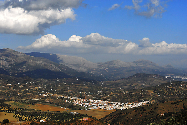 포토 JPG 해외이미지 여행 농업 하늘 산 주택 파노라마 풍경 경사 사람없음 야외 여름 파란색 마을 맑음 흰색 시골 스페인 언덕 산등성이 내추럴 산악지대 조감도 해외포토 계절 유럽 산업 컬러 날씨 촬영기법 건물 파일형식 이미지허브