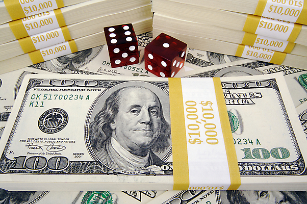 포토 JPG 해외이미지 지폐 돈 실내 사람없음 금융 경제 쌓기 달러 도박 돈다발 위험 카지노 주사위 외화 100달러 불법 많음 해외포토 컨셉 모션 내부 범죄 재산 파일형식 이미지허브