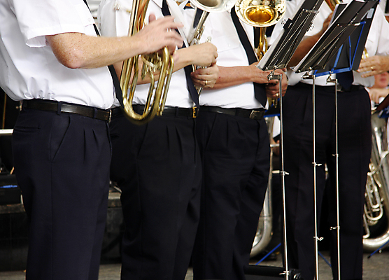 포토 JPG 해외이미지 손 외관 음악 노래 손가락 놀이 열쇠 휴식 창조 미술 사람 사람없음 쪽지 소리 콘서트 공연 연주자 음악가 무대 도구 악단 볼륨 예술가 쇼 트럼펫 청각 재즈 오케스트라 놋쇠 리듬 멜로디 플레이어 해외포토 직업 컨셉 문화예술 이벤트 신체부위 금관악기 파일형식 이미지허브