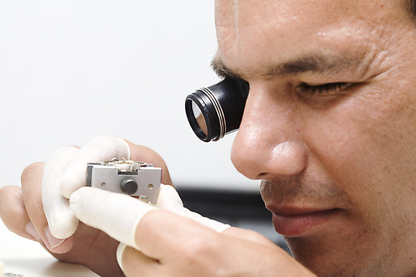 포토 JPG 해외이미지 직업 손 남자 시계 조각 장신구 실내 한명 사람 금속 나사 반지 시간 업무 수리 보석 손목시계 스위스 오브젝트 고정 기어 깨짐 복원 분 옛날 조작 철강 회복 해외포토 1 유럽 컨셉 재질 내부 신체부위 공구 작업 광석 파일형식 이미지허브