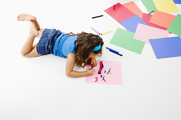 포토 JPG 해외이미지 여자 어린이 놀이 바닥 실내 창조 미술 한명 사람 앉기 소녀 가로 청춘 그림 히스패닉 쉬는시간 해외포토 1 컨셉 모션 문화예술 휴식 내부 파일형식 이미지허브