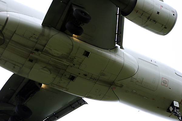 포토 JPG 해외이미지 여행 날개 교통시설 하늘 휴가 바닥 비행기 사람없음 옆모습 파란색 흰색 땅 도착 항공 출발 머리위 제트기 승객 이륙 대패 접근 해외포토 뷰포인트 컬러 교통 컨셉 항공교통 대중교통 시설 파일형식 이미지허브