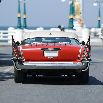 포토 JPG 해외이미지 도로 50대 교통시설 자동차 사람없음 빨간색 환경 오염 큼 꼬리 지느러미 해외포토 길 육상교통 컬러 중년 교통 크기 시설 파일형식 이미지허브